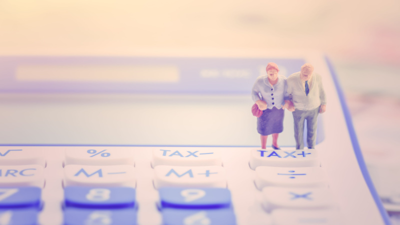 Pensionati su una calcolatrice